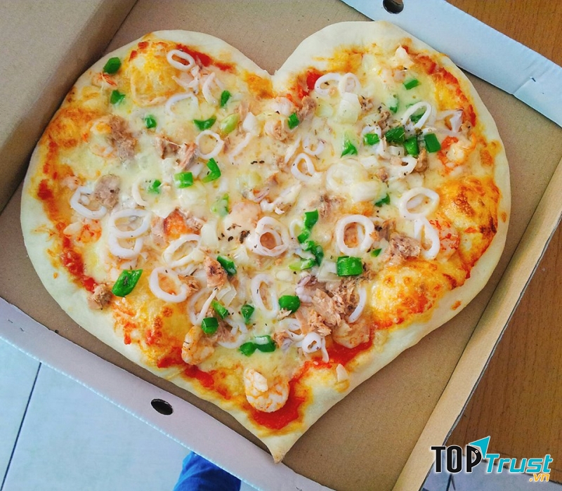 Pizza của quán được trang trí đẹp mắt