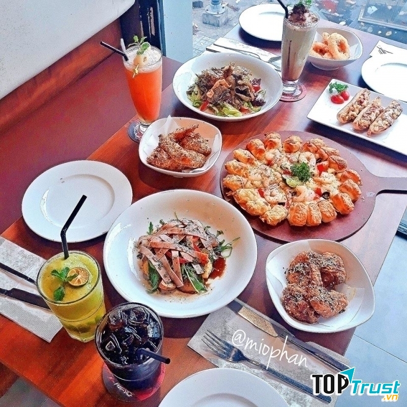 Với công thức đã tồn tại và phát triển nhiều năm mỗi loại pizza cửa hàng làm ra đều được khách hàng nhiệt tình đón nhận.