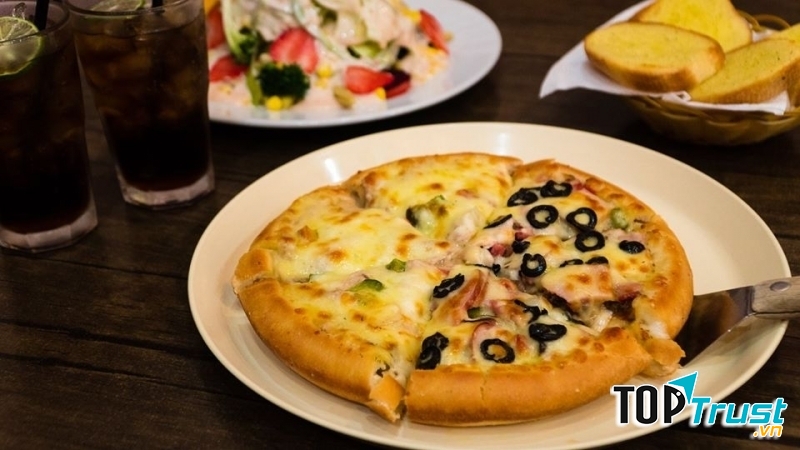 Không chỉ có pizza truyền thống đế dày và mỏng, Pizza Inn còn có pizza với viền phô mai và xúc xích để tăng sự đa dạng và độ hấp dẫn đối với thực khách.