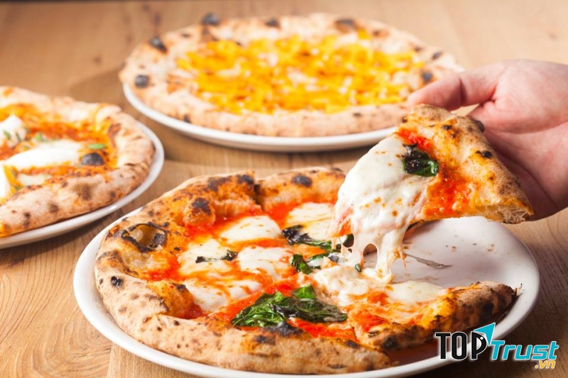 Pizza Logic còn đem đến không gian bếp mở ấn tượng, giúp thực khách có thể quan sát hoạt động của những người thợ làm bánh pizza tài hoa.