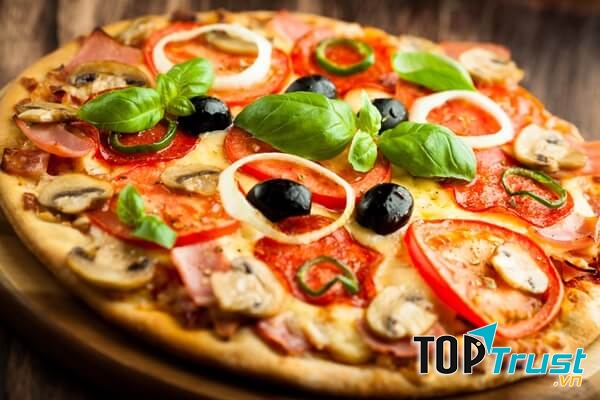 Một trong những nơi đầu tiên sản sinh ra món pizza﻿﻿ là nước Ý.