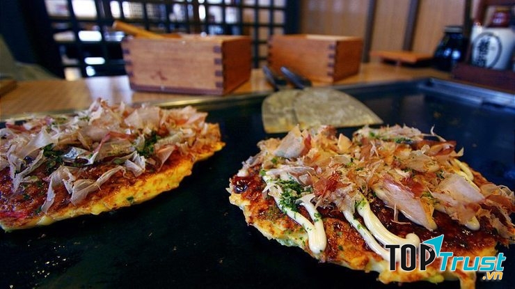 Pizza được làm từ bột mì và men nấm, ủ nở khoảng 24 tiếng đồng hồ thì đem nhào nặng thành miếng bánh tròn dẹp, phủ lên các loại sốt cà chua, súc sích, phô mai, gia vị ý...