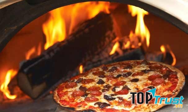 Pizza của quán được nướng củi theo truyền thống