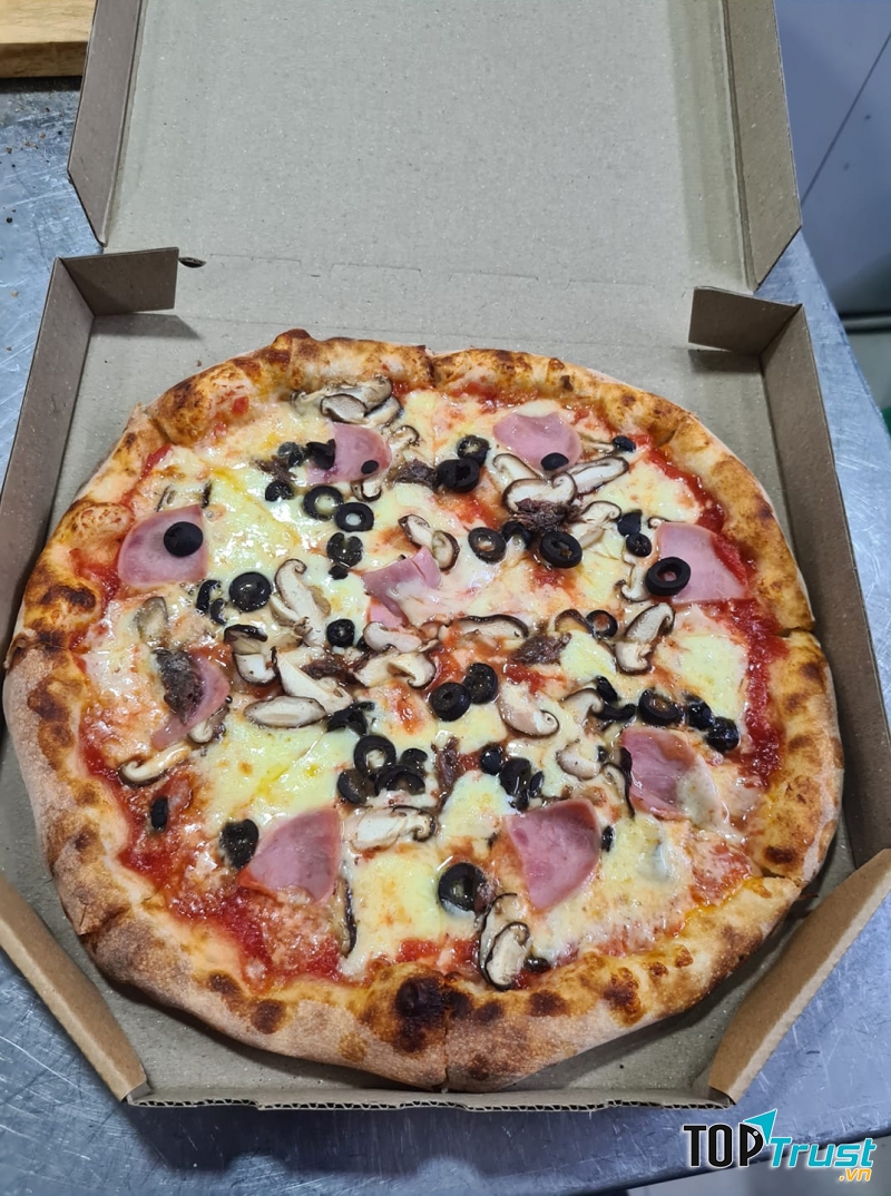 Không gian của quán khá nhỏ, rất ít bàn nên chủ yếu giao hàng và bán mang về