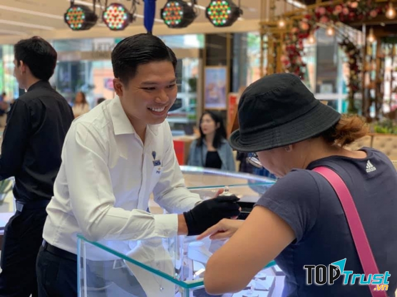 Nhân viên PNJ đang nhiệt tình hướng dẫn khách hàng mua trang sức