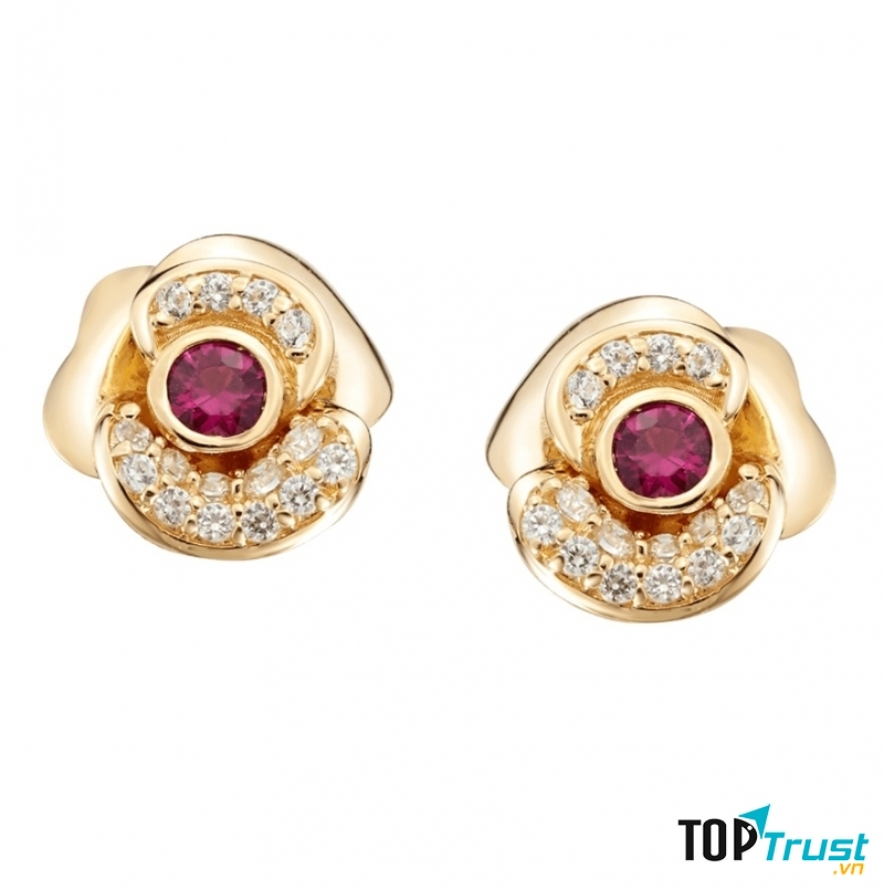 Hoa tai vàng tại cửa hàng vàng bạc PNJ