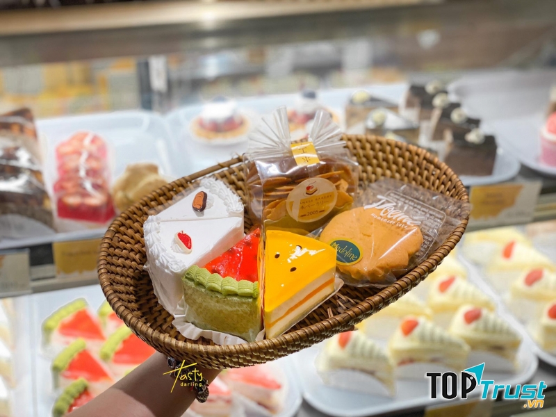 Không gian quán rộng rãi thoải mái, yên tĩnh bạn có thể vừa thưởng thức bánh vừa học bài, đọc sách hay là làm việc cũng rất phù hợp đấy