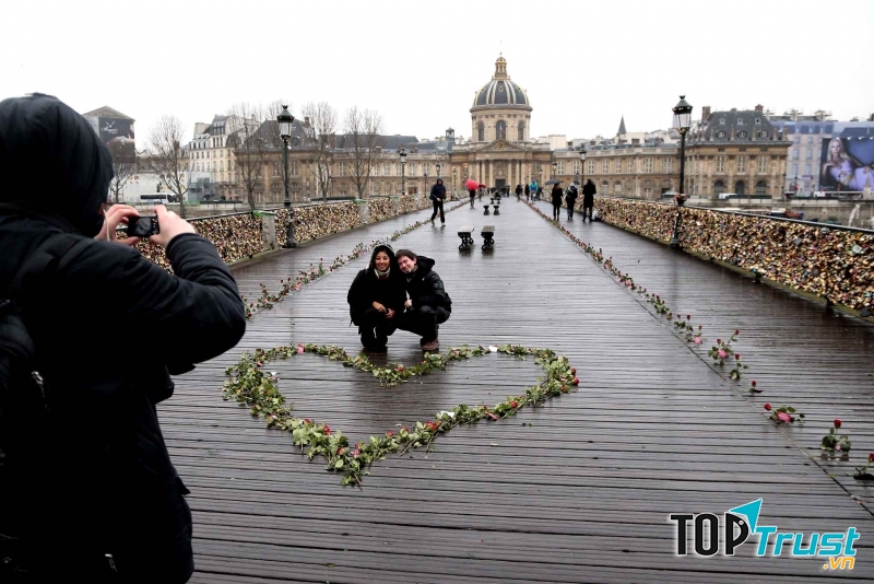 Màn tỏ tình lãng mạn bên cầu Pont des Arts.