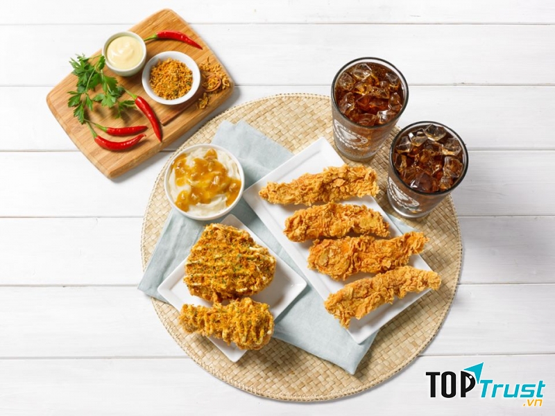 Gà tại POPEYES nổi bật với lớp da giòn được tẩm ướp gia vị đậm đà, lớp thịt gà bên trong không hề bị khô mà rất mềm, thơm