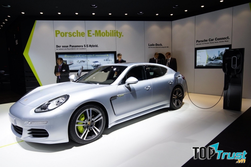 Porsche Panamera E-Hybrid (99 nghìn USD - 2,2 tỷ đồng)
