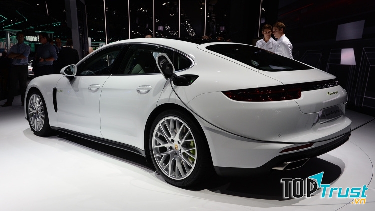 Porsche Panamera E-Hybrid (99 nghìn USD - 2,2 tỷ đồng)