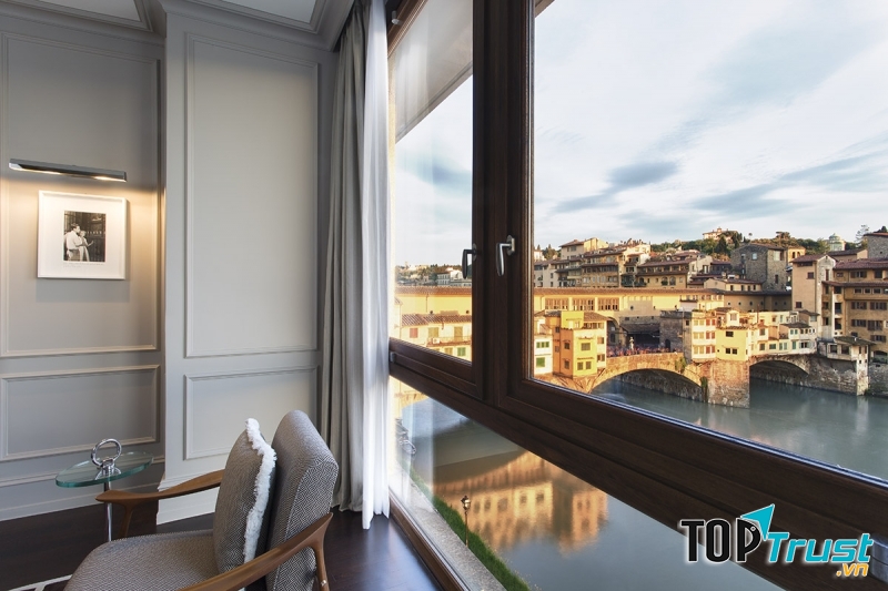 Sẽ thật tuyệt vời nếu được chiêm ngưỡng cảnh hoàng hôn từ cửa sổ của Portrait Firenze