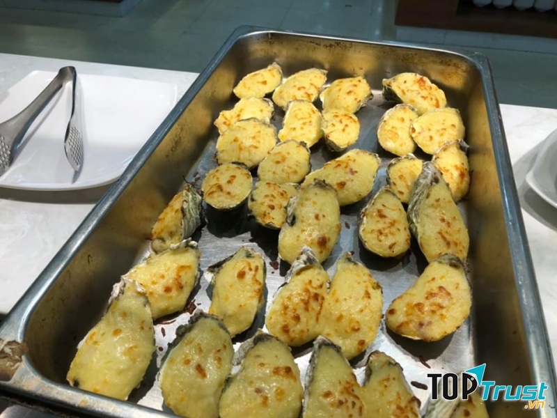 Hàu nướng phô mai, hàu nướng mỡ hành ở đây rất ngon, được các đầu bếp của Poseidon chăm chút kĩ lưỡng mang đến chất lượng tuyệt hảo cho thực khách