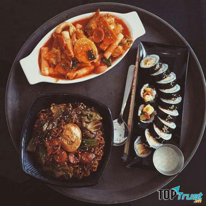 Combo Kimbap, Tokbokki và mì đen