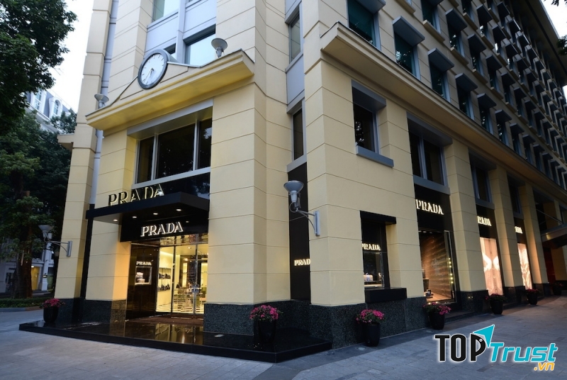 Cửa hàng đầu tiên của Prada tại Việt Nam.