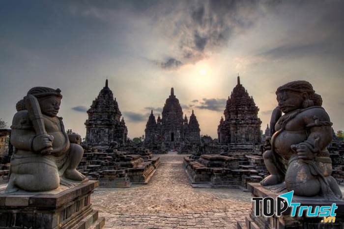 Kiến trúc Hindu đặc trưng của ngôi chùa.