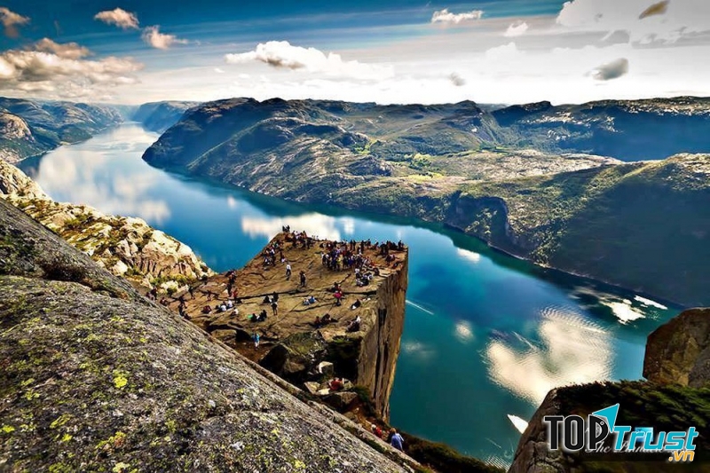 Sự đối lập giữa những ngọn núi kỳ vĩ với sự nhỏ bé của con người