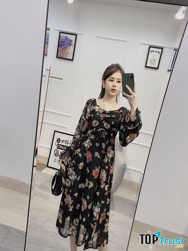 Pretty girl shop