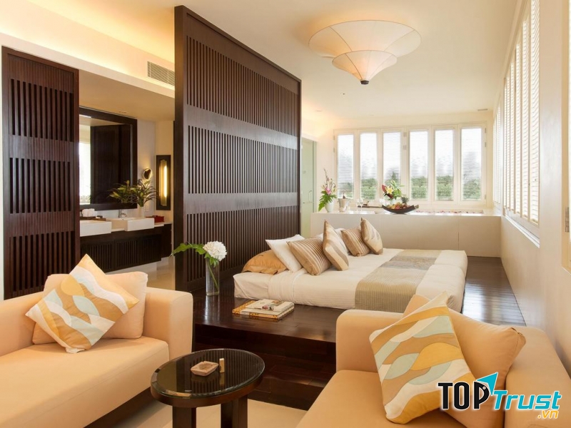Phòng ngủ có đầy đủ những tiện nghi như ghế sofa, tivi, điều hòa