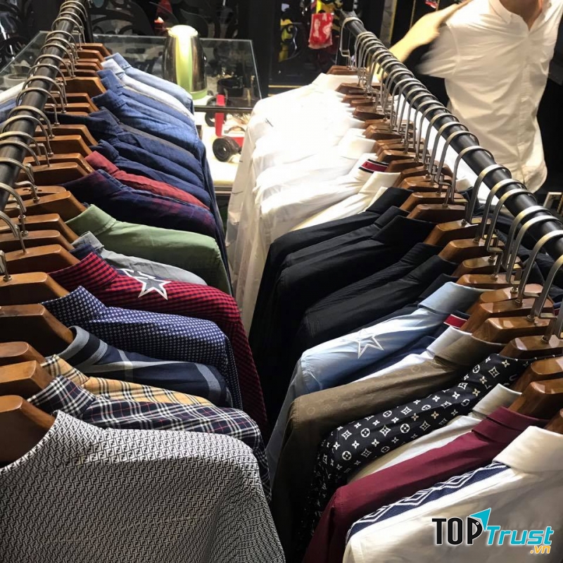 Shop chuyên về cả quần áo, giày dép lẫn túi xách, ví, thắt lưng cho hội anh em với giá đúng chuẩn chất lượng từ sớ vải, đường kim, mũi chỉ