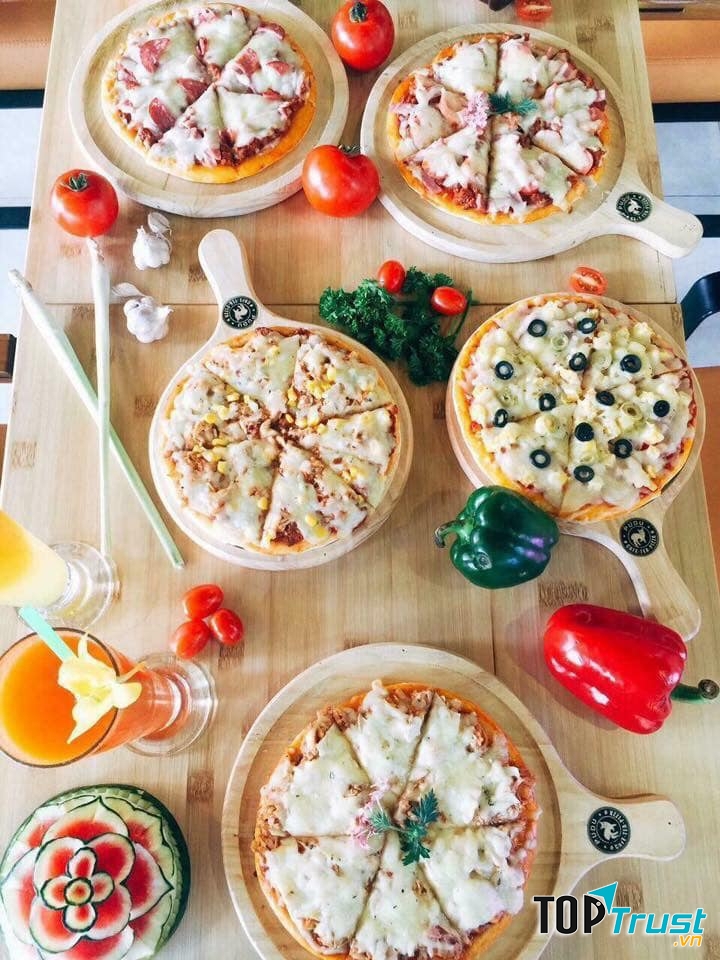 Có rất nhiều pizza cho khách hàng lựa chọn