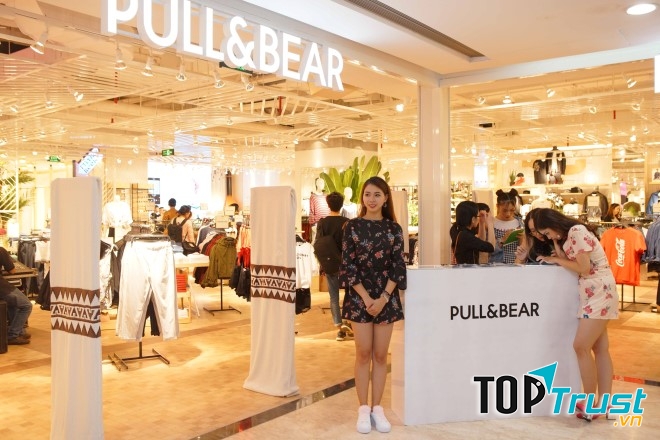 Pull&Bear của nhà Inditex phát triển theo phong cách năng động, nhiều màu sắc