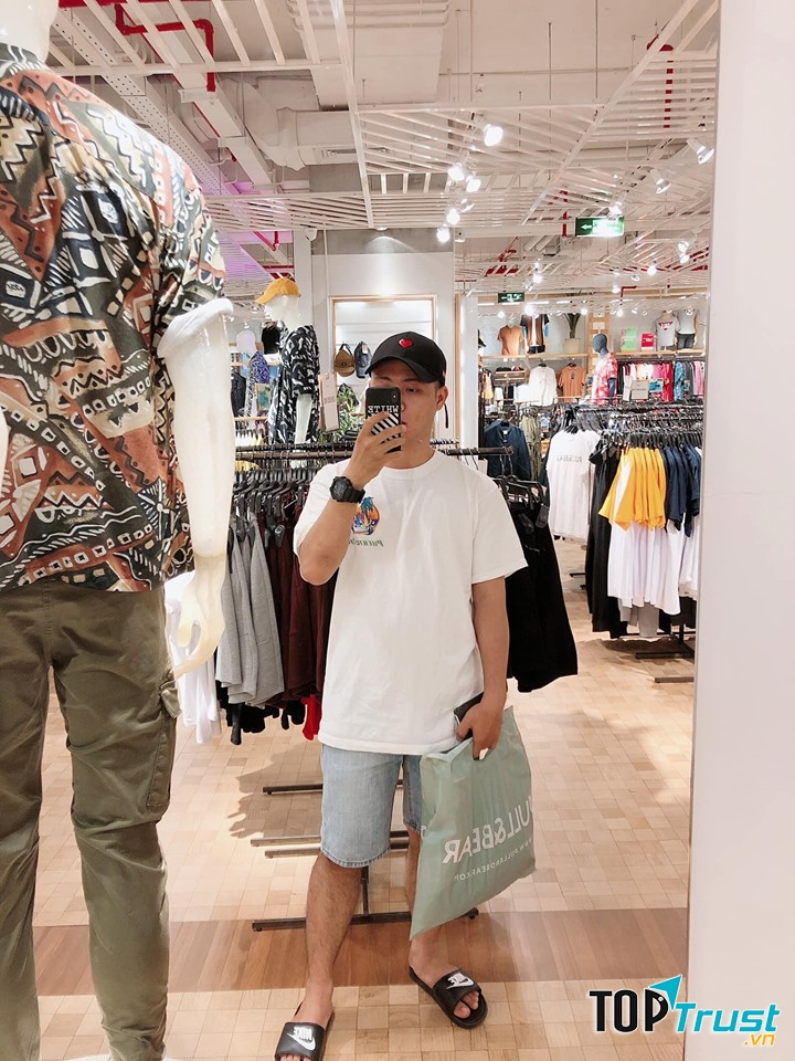 Khách mua đồ tại Pull&Bear
