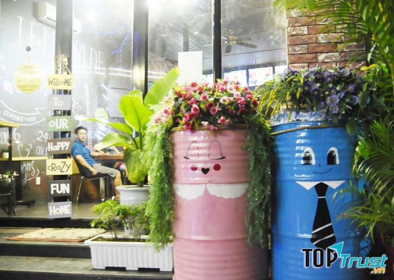 Cặp cô dâu chú rể trước quán.