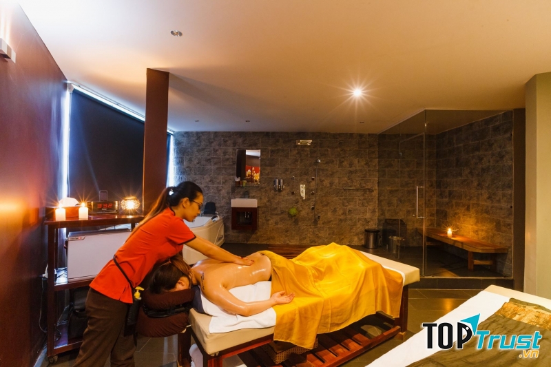 Kỹ thuật massage điêu luyện sẽ khiến bạn hài lòng khi đến với Pure Vietnam Beauty & Spa