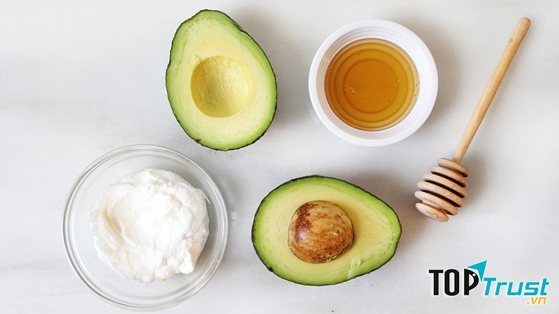Làm mặt nạ bơ trị mụn
