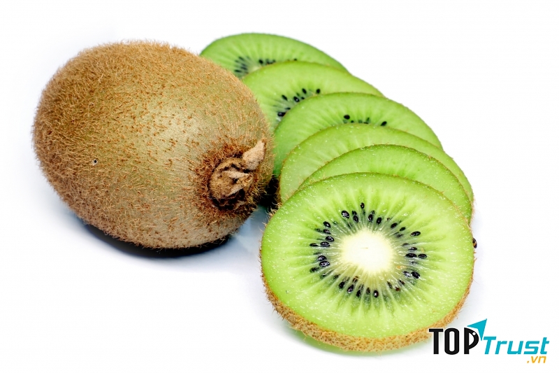 Quả kiwi rất giàu vitamin E rất tốt cho da, giúp xóa mờ nếp nhăn và ngăn sự xúc tác trực tiếp của tia UV lên bề mặt da.