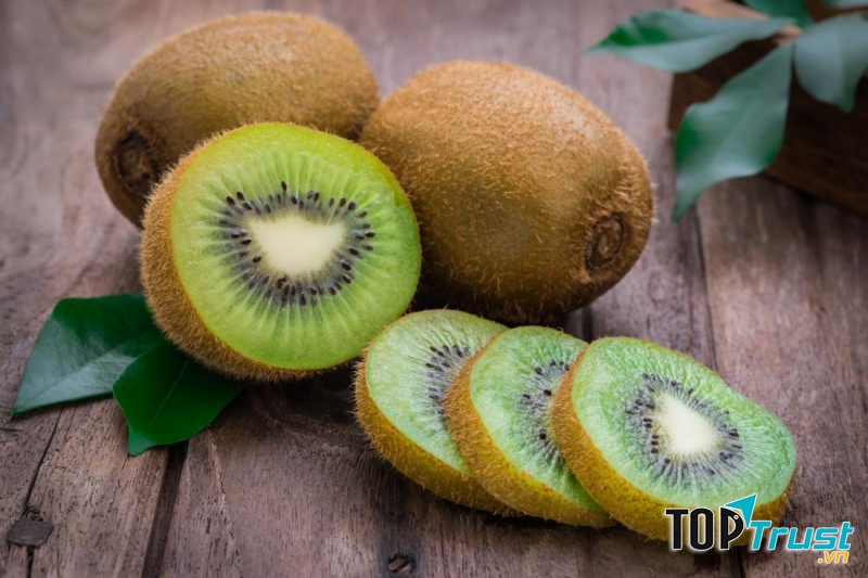 Kiwi rất dồi dào vitamin A, C và kẽm, là một loại trái cây có lợi cho cơ thể, đặc biệt hữu hiệu đối với làn da đang bị mụn ghé thăm.