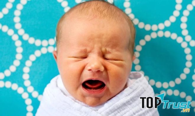 Quá nóng cũng khiến bé khó chịu và khóc
