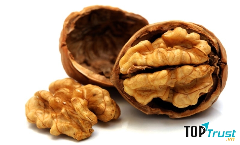 Lượng omega 3 trong quả óc chó khô giúp phát triển não bộ cho trẻ sơ sinh.