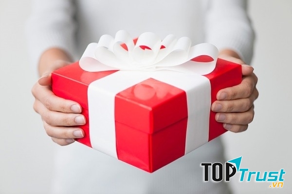 Một món quà tặng thời trang xinh xắn là gợi ý giúp bạn đỡ đau đầu vấn đề quà tặng