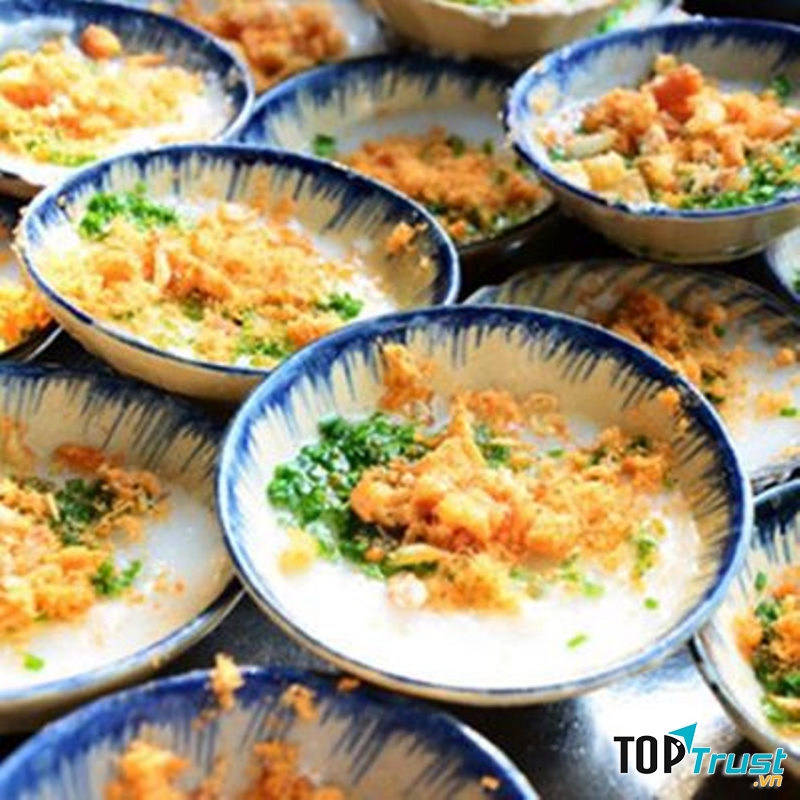 Bánh bèo thơm thơm chắc nịch, vỏ mềm vừa độ, nhân dễ ăn đậm vị có chà bông, hẹ và hành phi, tuy có kích thước khá nhỏ, trắng muốt nhưng đúng chuẩn hấp dẫn.