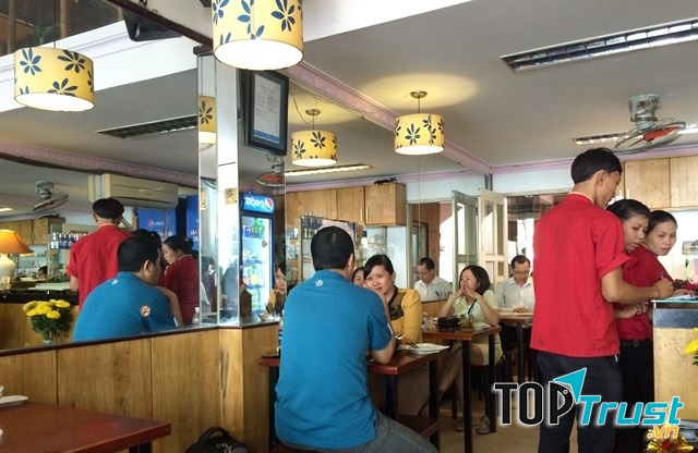 Nếu thích loại bún cá sứa vị thanh đạm mà cũng không kém phần đậm đà, bạn có thể tìm ăn tại quán 49- đặc sản Nha Trang ở Sài Gòn.