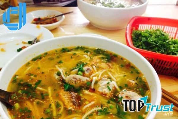 Món bún chả hấp dẫn của ẩm thực phố cổ Hà Nội.