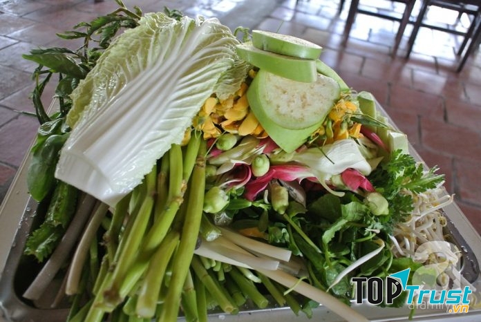 Các loại rau ăn kèm với lẩu mắm khá đa dạng.