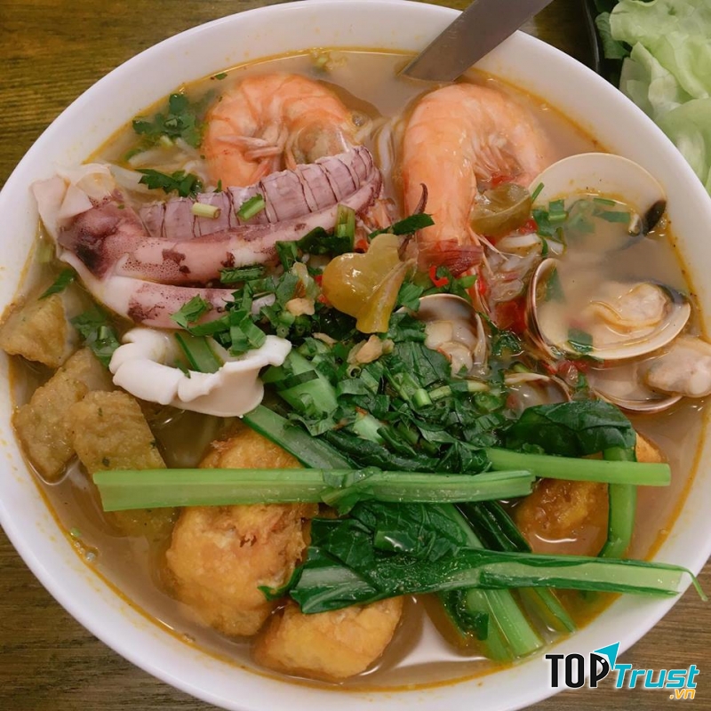 Tô bún có nhiều topping chất lượng thơm ngon