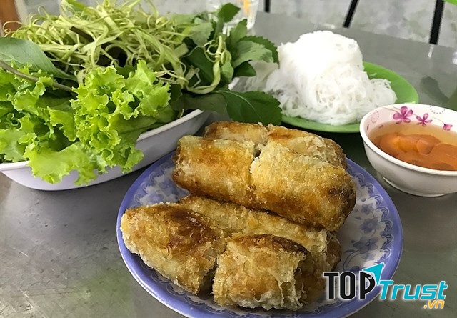 Chả cua là một trong những món phải thử khi đến quán