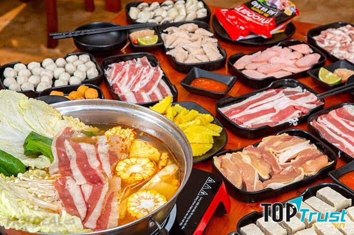 Các món nhúng lẩu cũng đa dạng từ thịt đến hải sản, rau tươi ngon và sạch sẽ.