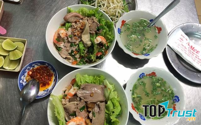 Bạn có thể chọn hủ tiếu khô hoặc hủ tiếu nước để dùng thử