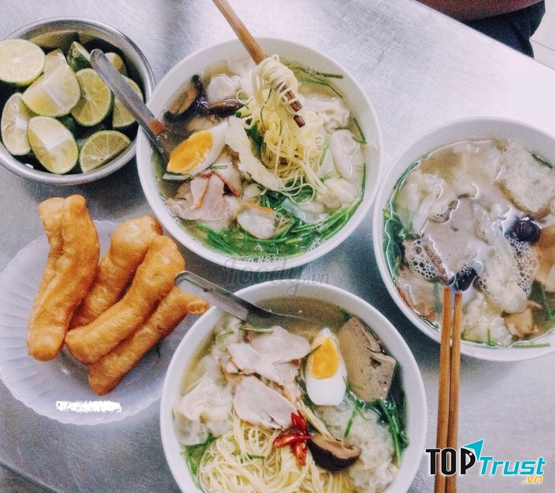 Nổi tiếng nhất tại quán ăn Bình Tây có lẽ là mì vằn thắn