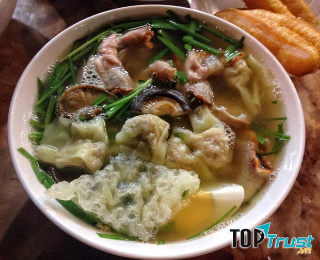 Sợi mì tự làm mà không phải mua mì sẵn nên tươi và dai, nước dùng ninh từ xương được nêm nếm vừa vị nên có vị đậm đà khó cưỡng.