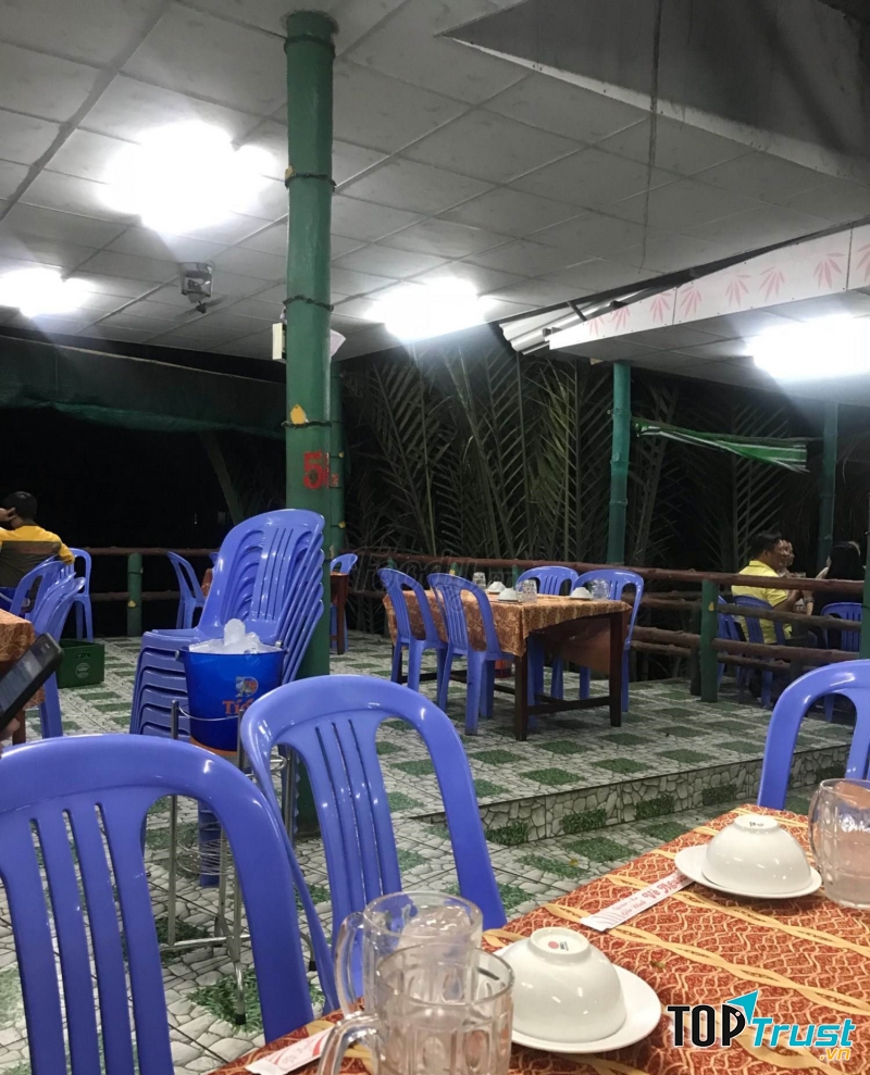 Không gian tại quán ăn gia đình Về Nguồn