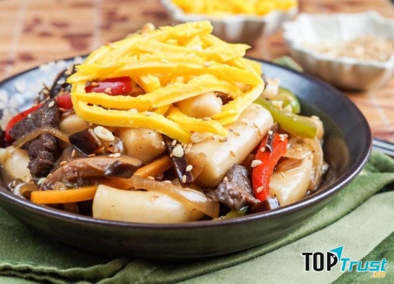 Một phần bánh gạo hải sản khá bắt mắt