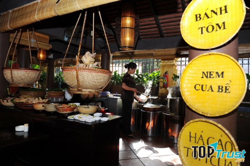 Không gian quán khơi gợi vẻ đẹp của cội nguồn dân tộc.