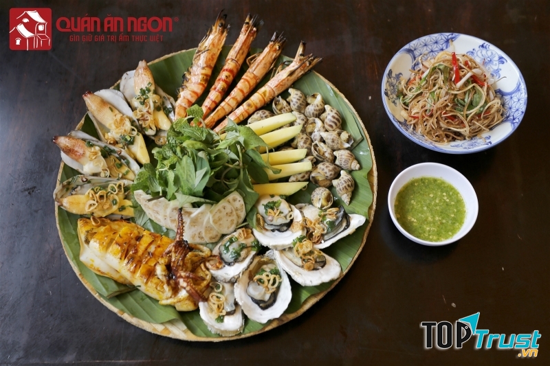 Các món ăn dân tộc ở đây được trang trí tinh tế.