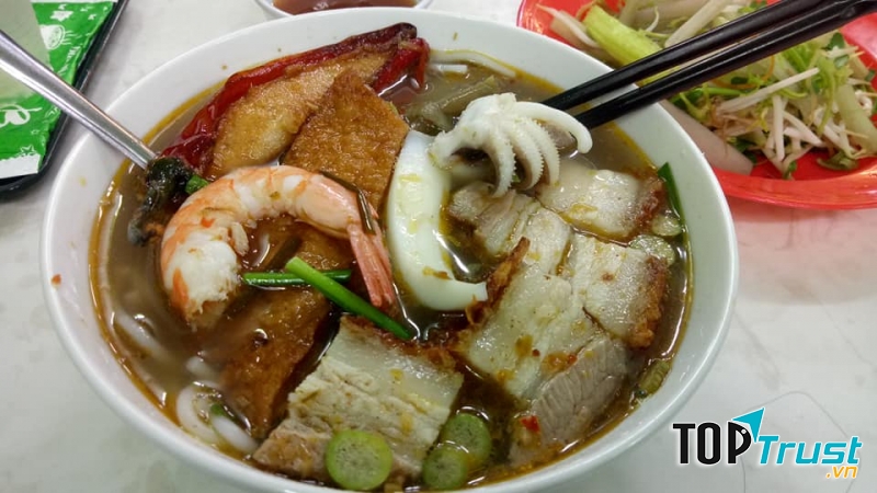 Bún mắm của quán Ăn Sạch có nước lèo đậm đà